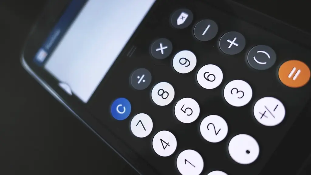 Calculadora sobre una superficie oscura para comparar costos de marketing