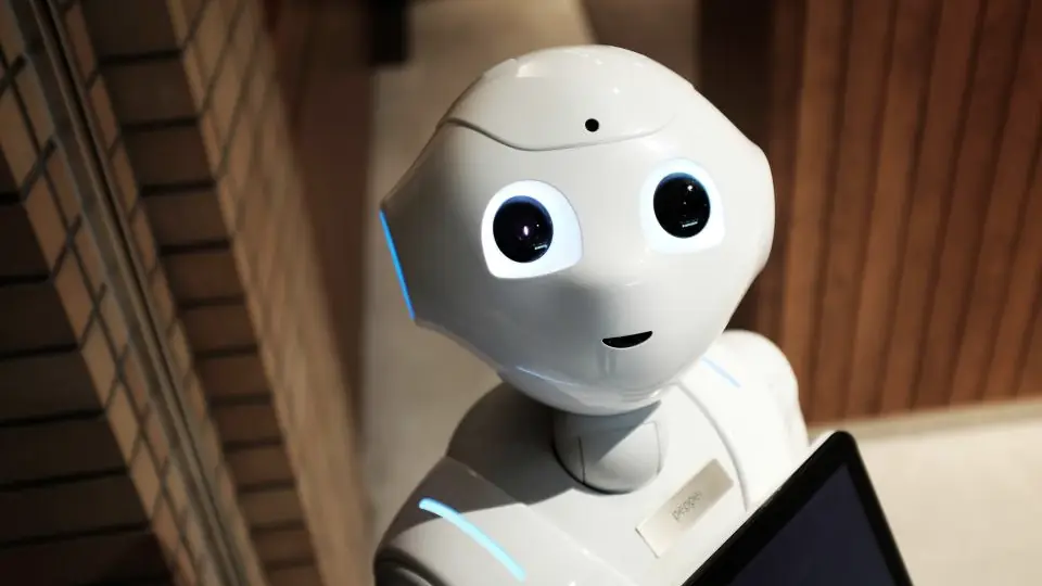 Robot con una tableta en el pecho, una imagen de los agentes de IA aplicados a tareas concretas
