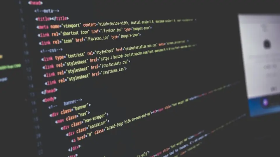 Código de un sitio web en una pantalla oscura