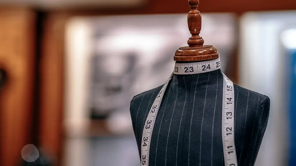 Maniquí de sastre con cinta métrica, la idea de un sistema hecho a medida