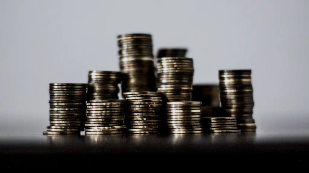 Pilas de monedas sobre una superficie oscura, el presupuesto de un proyecto web