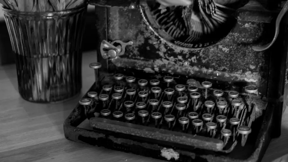 Máquina de escribir antigua en blanco y negro, la escritura antes de la IA generativa