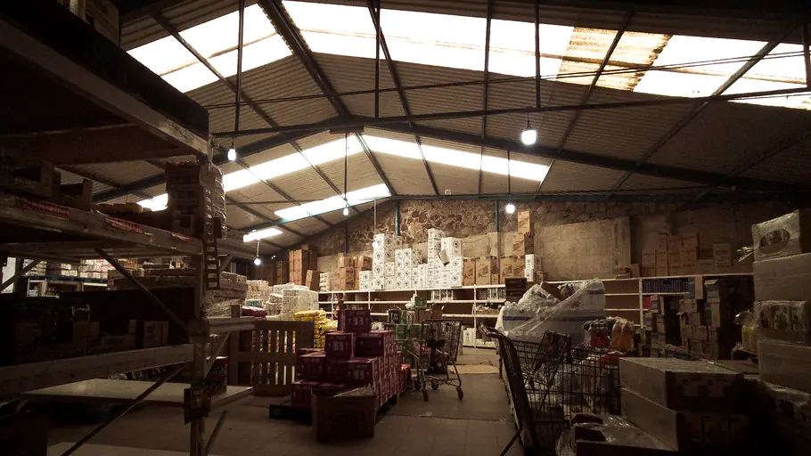 Interior de un depósito con mercadería en estanterías