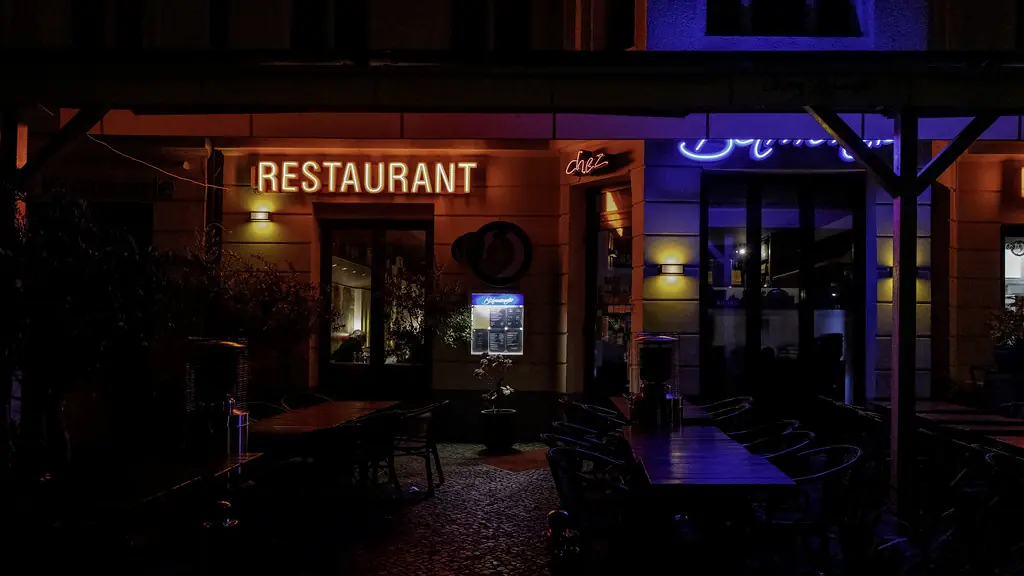 Frente de un restaurante iluminado de noche