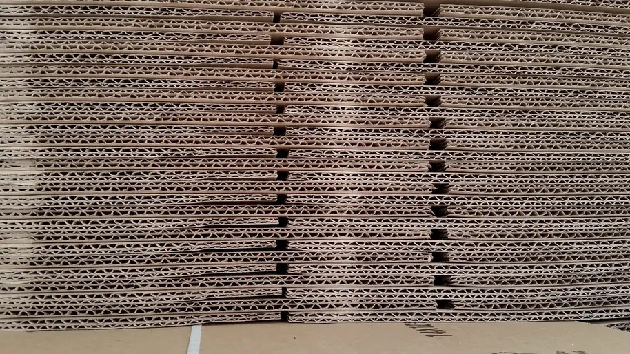 Cartones apilados en un depósito, la operación de stock y ventas