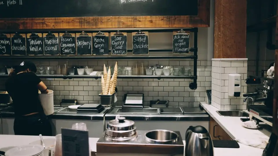 Cocina de un restaurante con el pase preparado para el servicio
